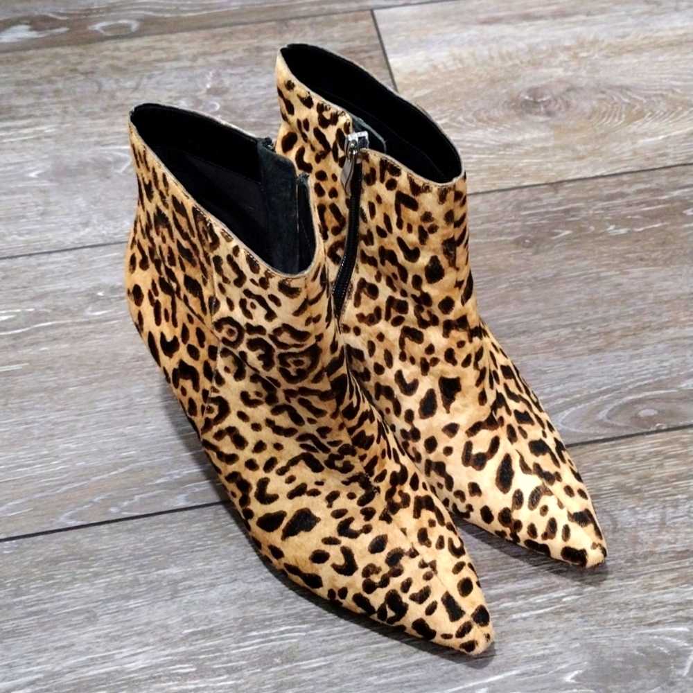 Halogen womens brown and orange tiger print leather ankle booties. Size 7